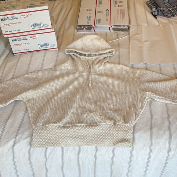 Old Navy cream waffle sweatshirt. Size M. Worn once but didn’t work on me. - Picture 3 of 6